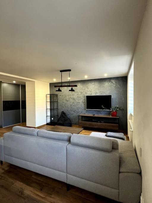 Modern Apartment In City Centre Banská Bystrica Exterior photo
